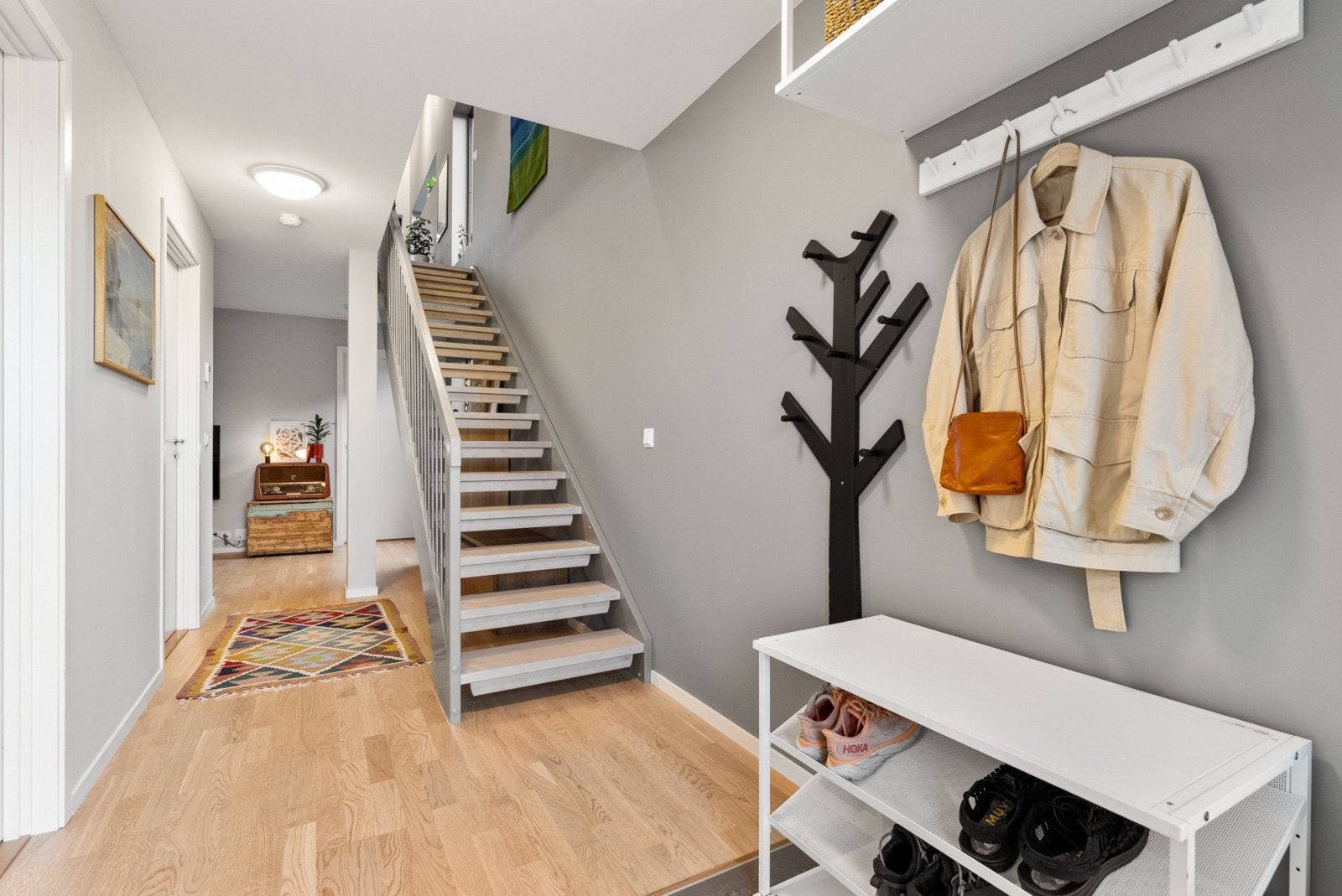 Vi beveger oss ned til første etasje via den malte tretrappen. Galleribilde