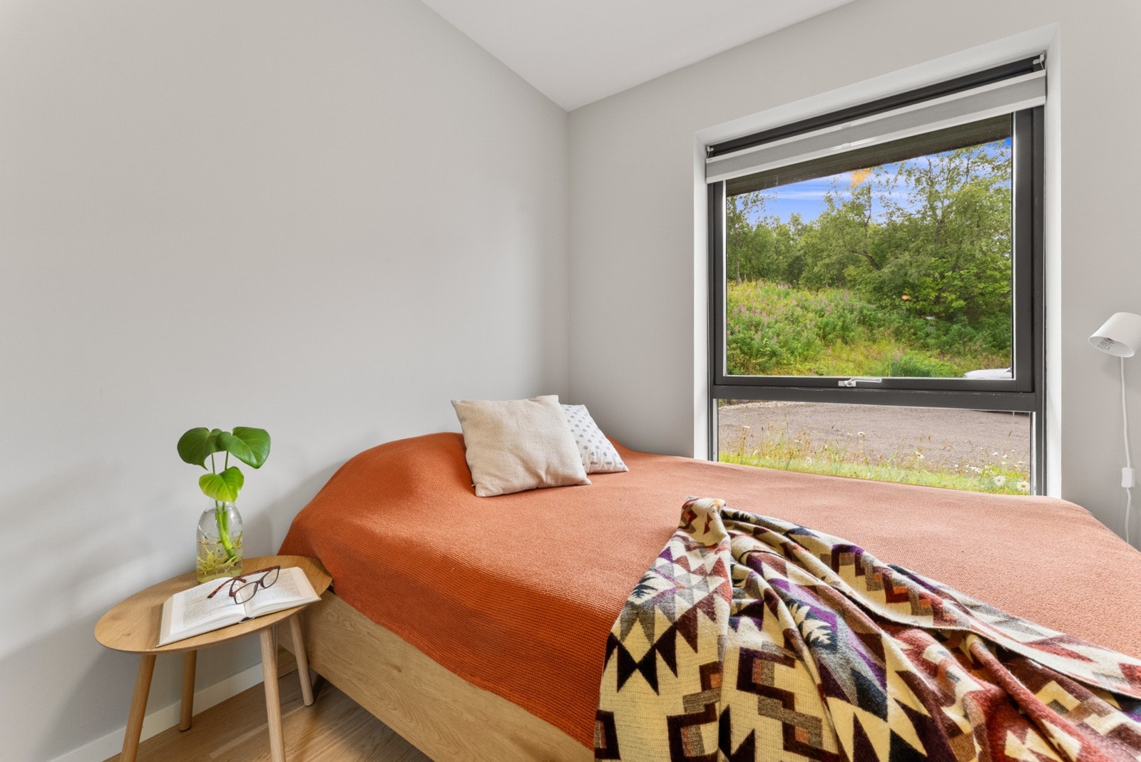 God plass til seng og nattbord. Galleribilde