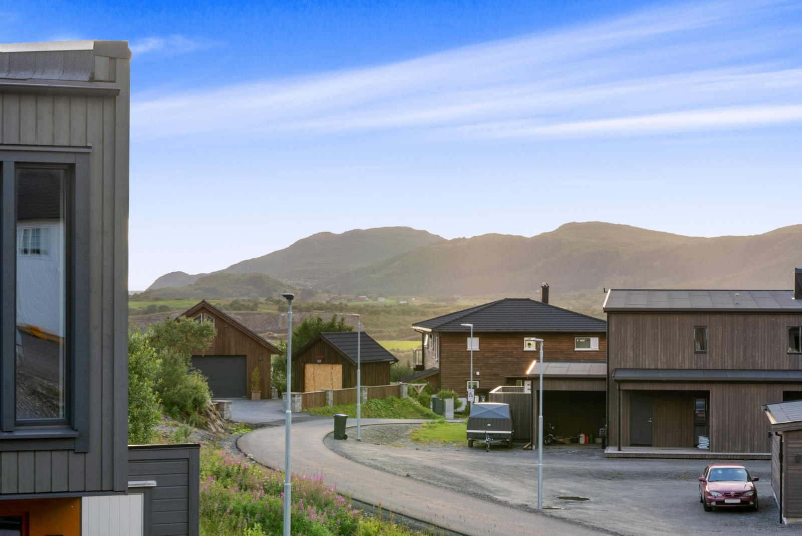Boligen ligger fint til i et etablert boligfelt med utsikt mot fjellene. Galleribilde