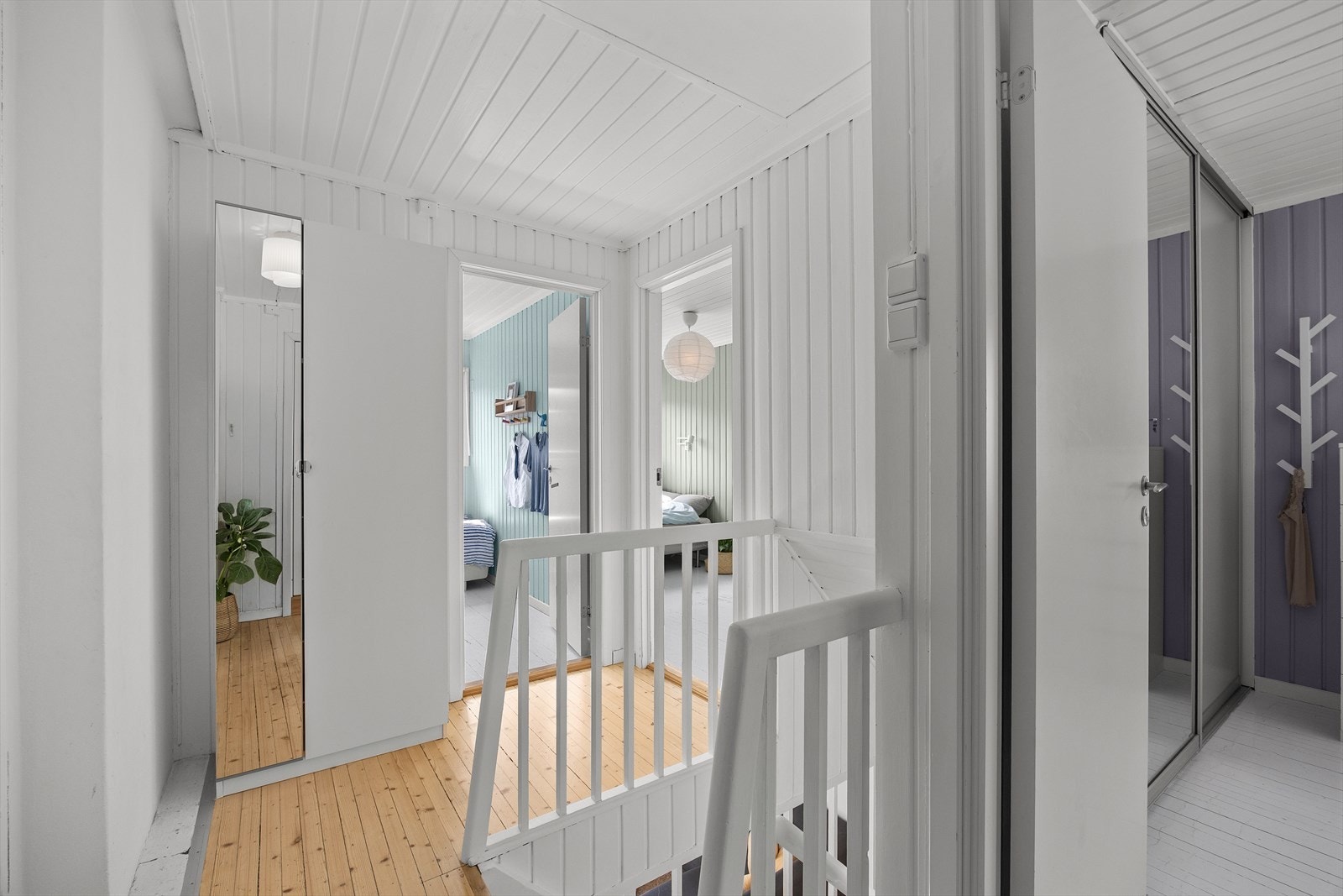 I andre etasje finner du tre gode soverom samlet på samme plan som badet, noe som gir en praktisk og familievennlig romløsning. Galleribilde