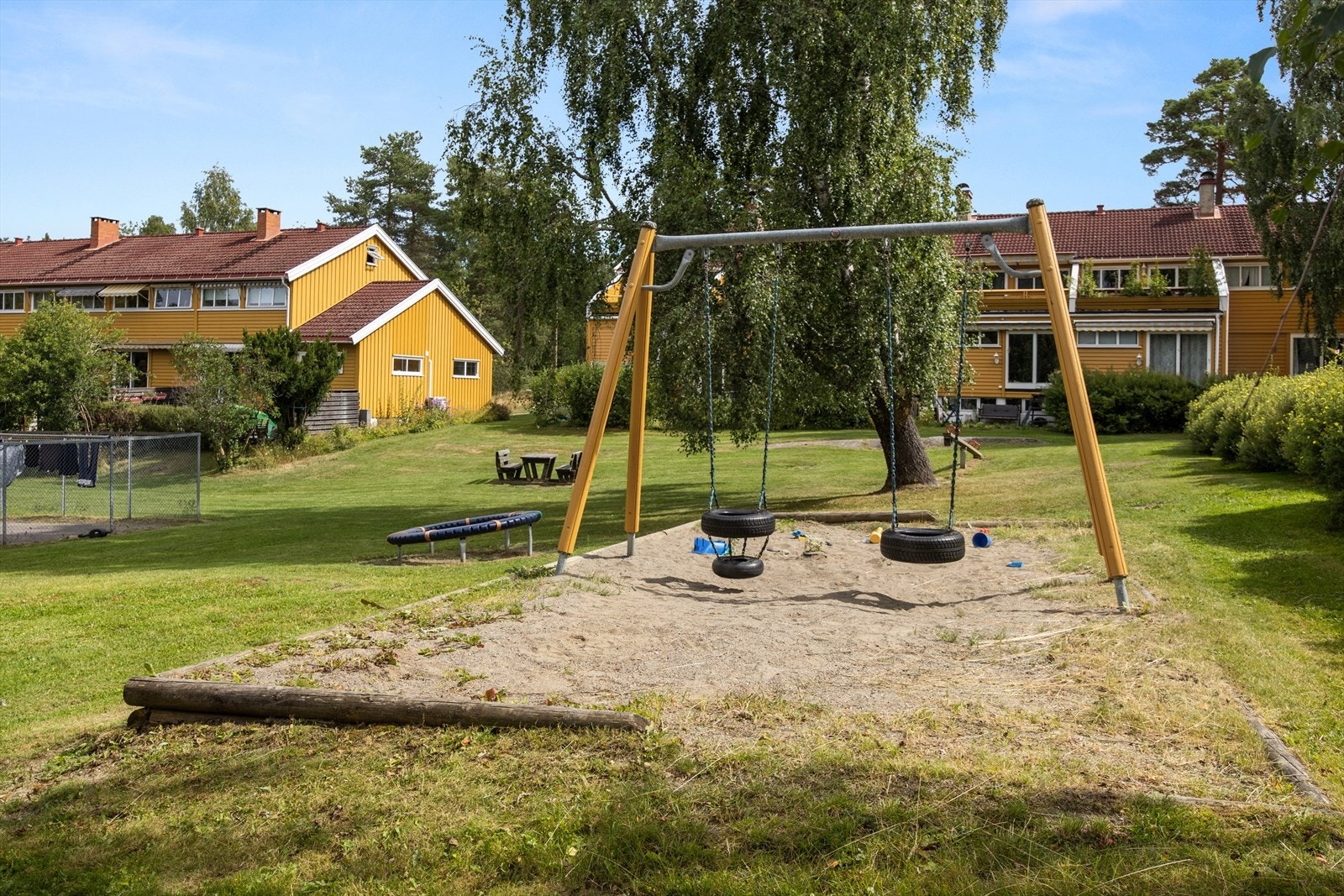 Borettslaget har frodige, grønne fellesarealer med lekeplasser og ballplass. Galleribilde