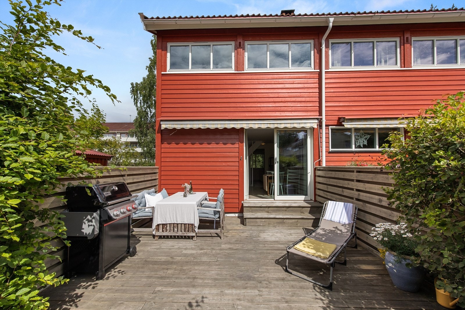 Et familievennlig enderekkehus med stor terrasse og Østmarka som nærmeste nabo. Galleribilde