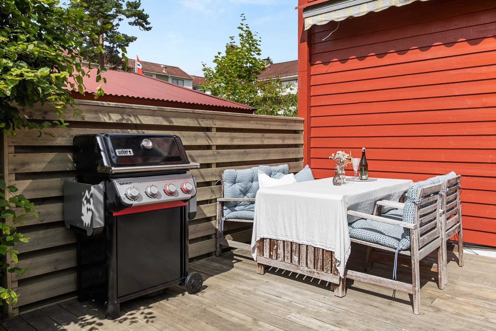 Den romslige terrassen på ca. 29 m² har god plass til utemøbler og grill. Galleribilde