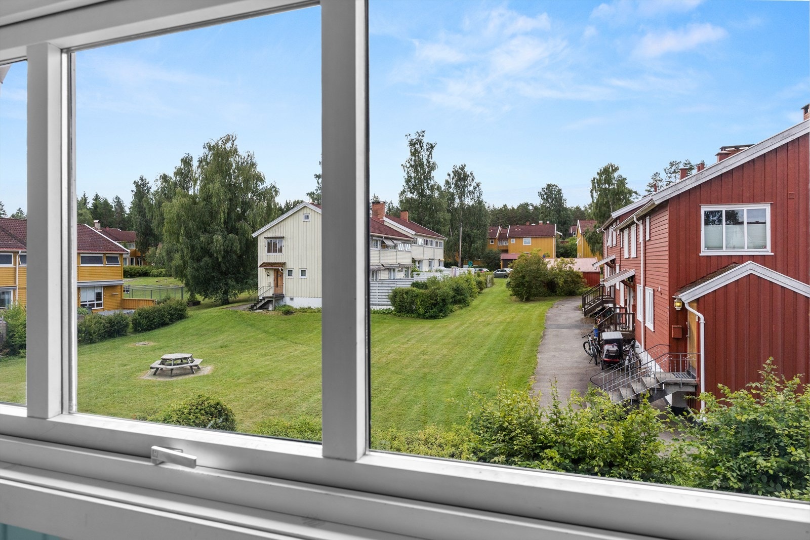 Fra soverommene er det utsikt over borettslagets grønne fellesarealer. Galleribilde