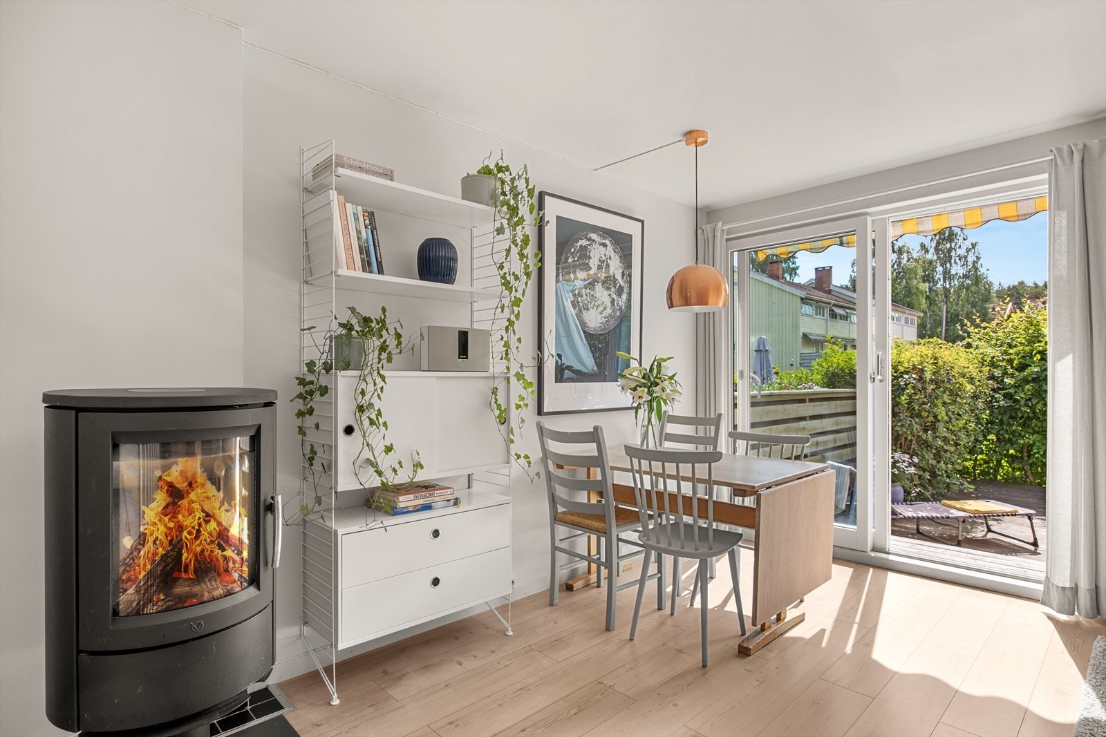 Fra stuen er det utgang til terrassen gjennom en skyvedør med isolerglass fra 2023. Galleribilde
