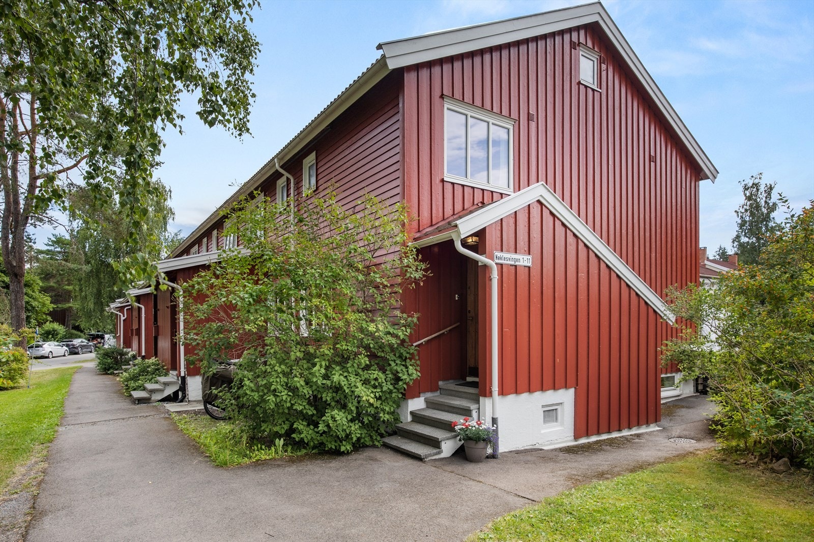 Stian Aaberg v/ DNB Eiendom ønsker velkommen til Nøklesvingen 1! Enderekkehuset har en attraktiv og skjermet plassering i rekken. Galleribilde