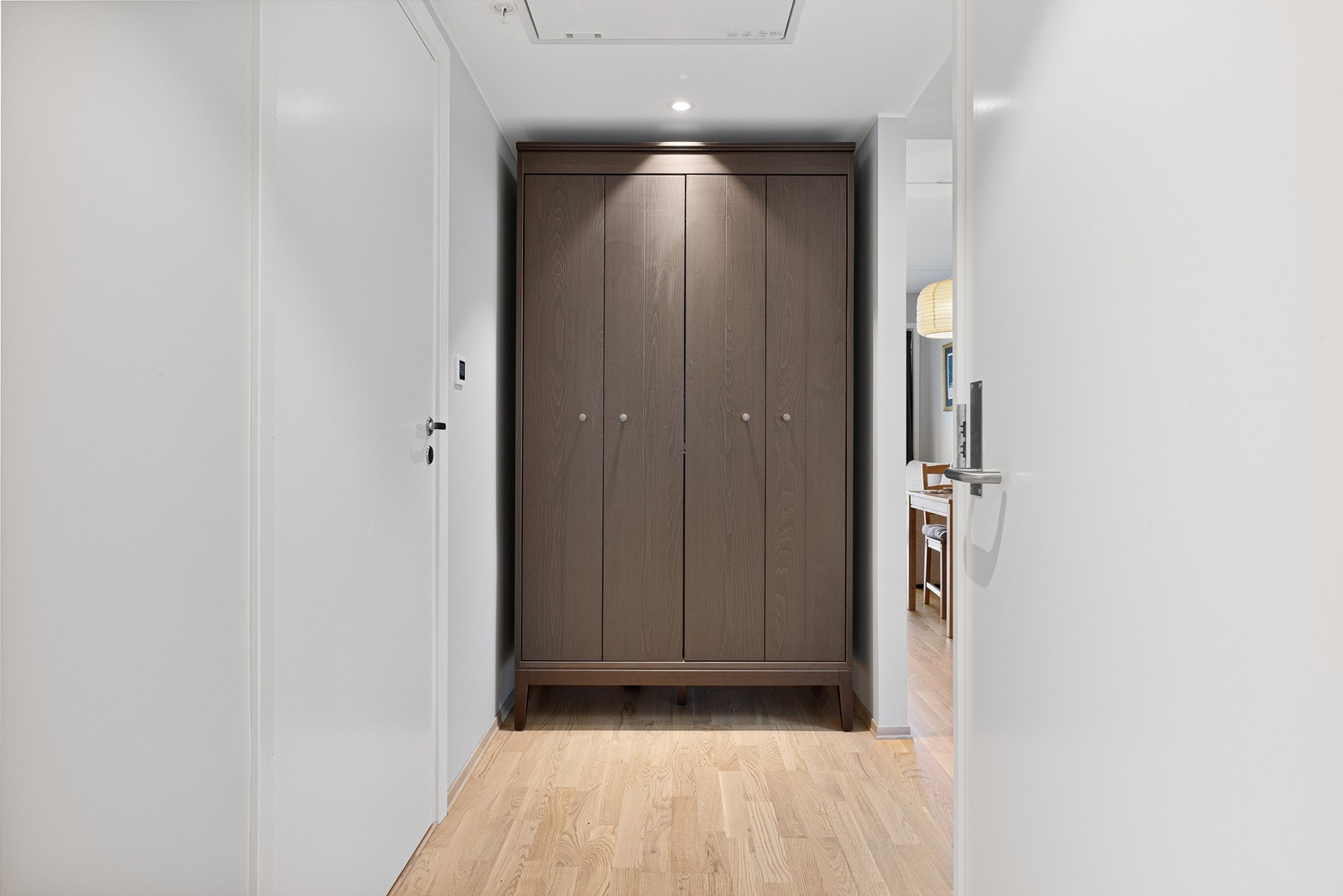 Innbydende og romslig entrè på 4m². Her har man god plass til å henge fra seg klær og utstyr. Galleribilde