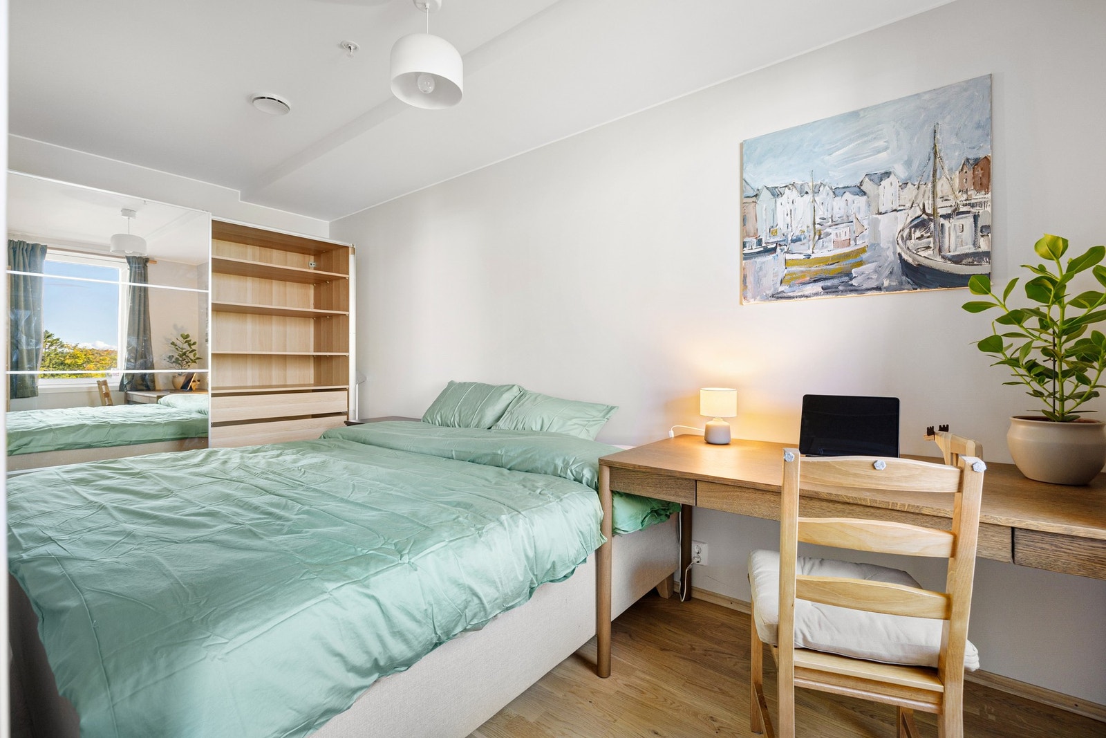 Her er det god plass til ønsket soveromsmøblement. Galleribilde