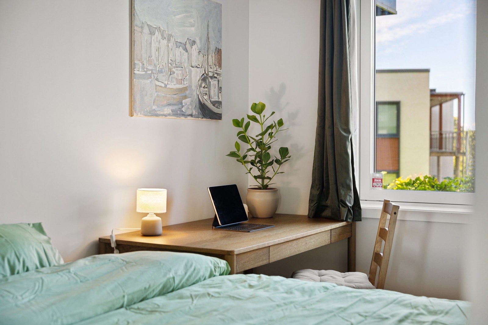 Det er også god plass til å innrede en praktisk hjemmekontorplass med skrivebord. Galleribilde
