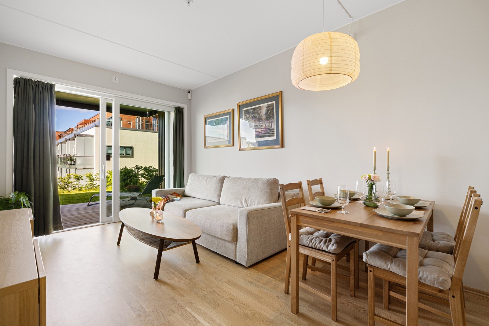 Delvis åpen stue-/kjøkkenløsning på ca. 19,8m² med ypperlige møbleringsmuligheter. Galleribilde
