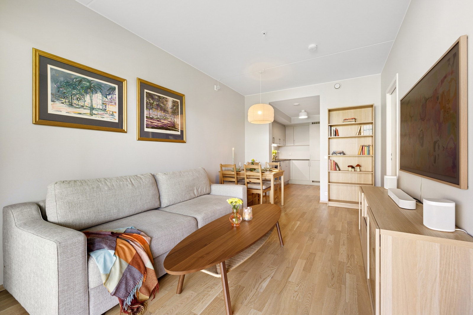 Her er det god plass til både sittegrupper, stue- TV- og spisebord. Galleribilde