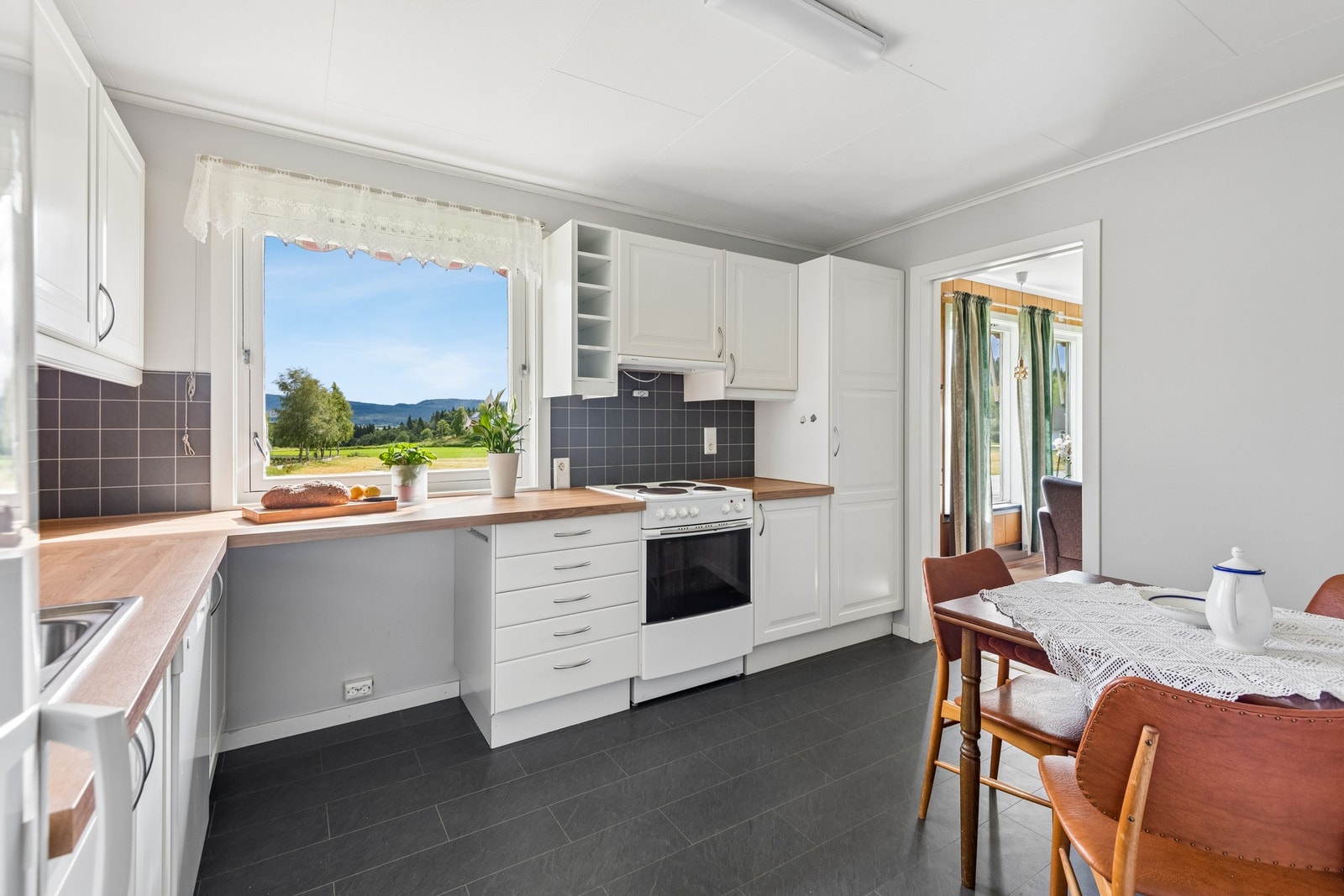 På kjøkkenet kan man forberede et godt måltid samtidig som man nyter utsikten utover bygda og et lite gløtt av Movatnet. Kjøkkenet er romslig med plass til frokostbord. Galleribilde
