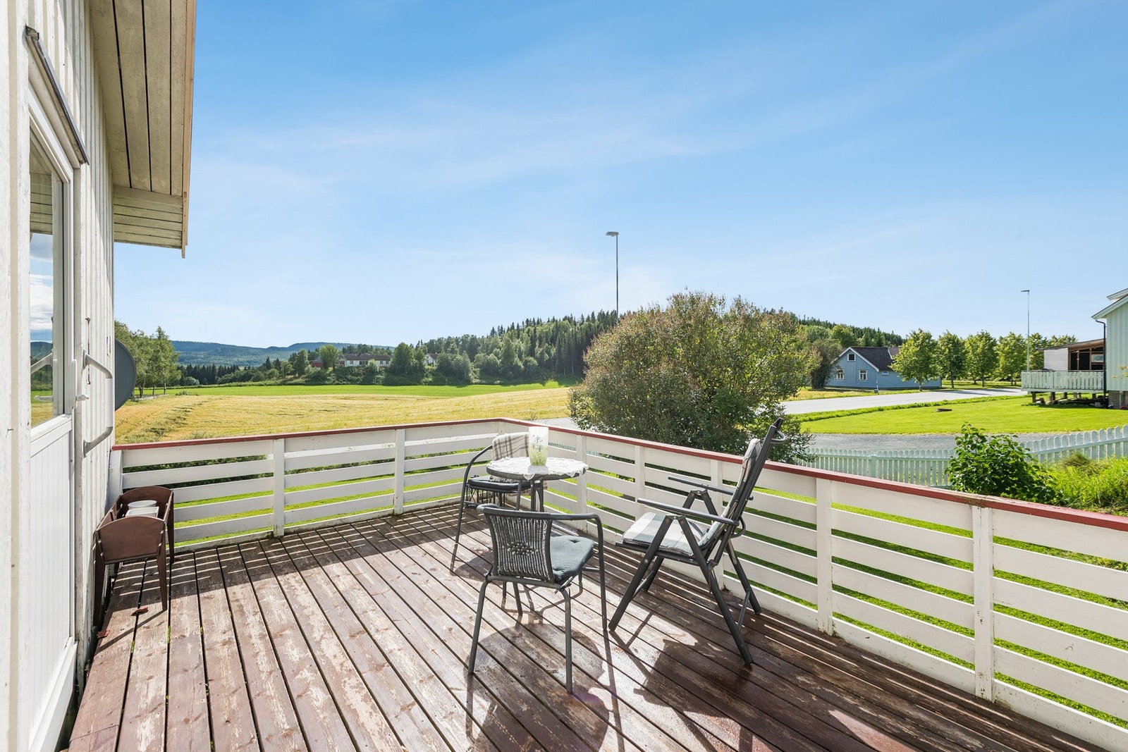 Vestvendt balkong på ca. 13 m² med utgang fra stuen. Her kan man nyte kveldssola utover sene solrike sommerkvelder. Galleribilde