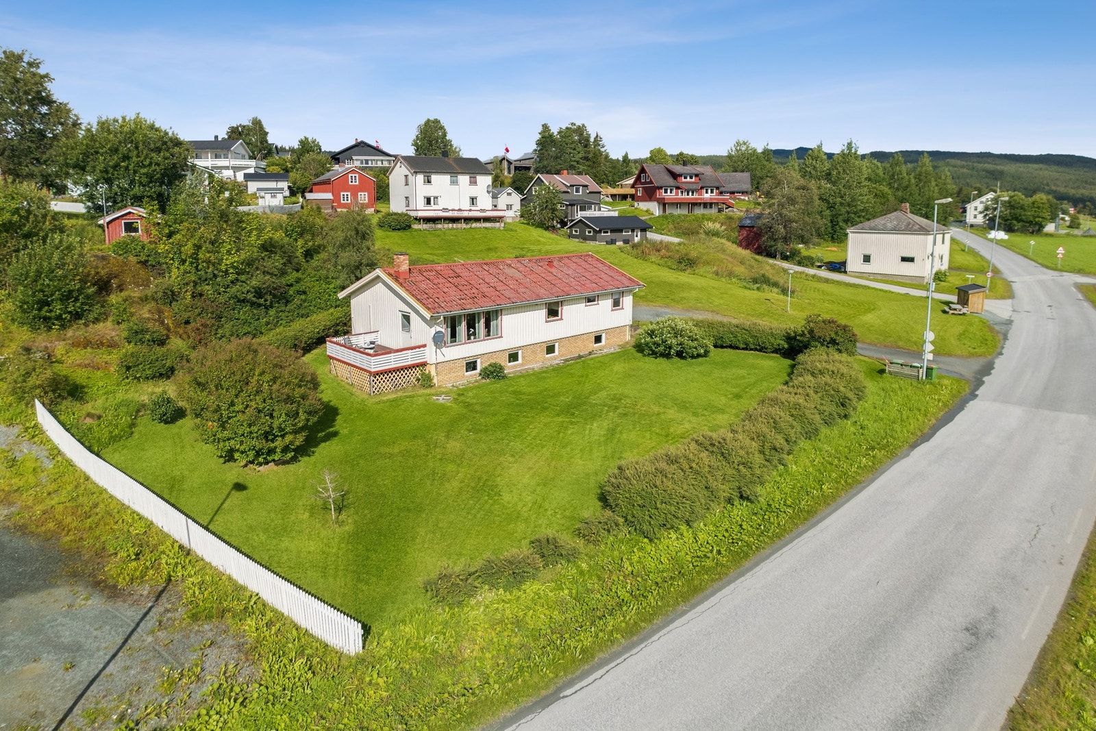 Landlig beliggenhet i Markabygda, med kort vei til skole, idrettsbane og turområder. Galleribilde