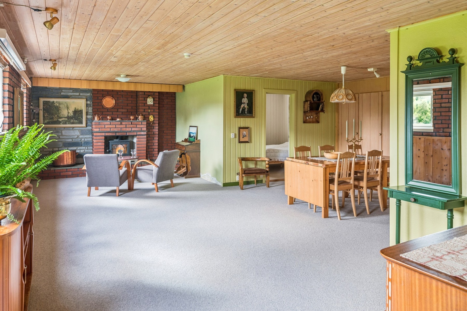Kjellerstue med peisovn. Kjellerstua og soverommet i bakkant av kjellerstua er godkjent som bod og gang hos kommunen. Rommene er ikke omsøkt og er heller ikke godkjent for varig opphold. Galleribilde