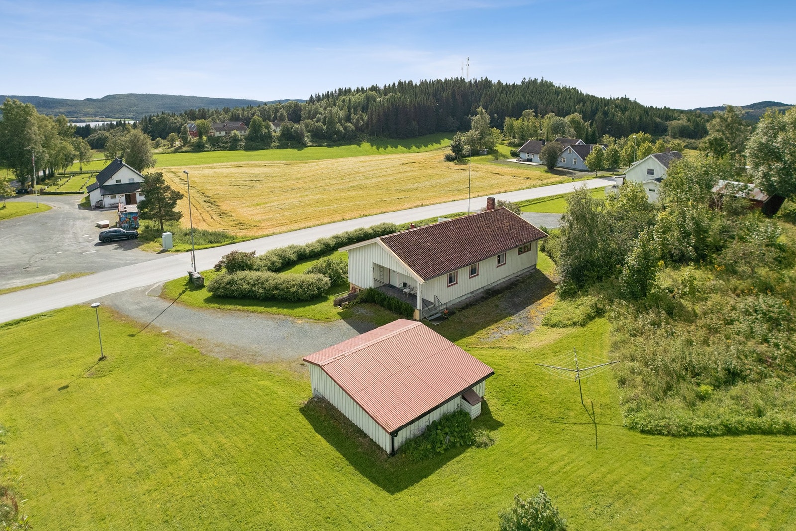 Velkommen til Markabygdvegen 327! Landlig beliggende og romslig eiendom på ca. 2,9 mål. Praktisk enebolig med "alt på ett plan", godt med lagringsplass i sokkeletasje og parkering i garasje. Foto: Hamish Gray Galleribilde