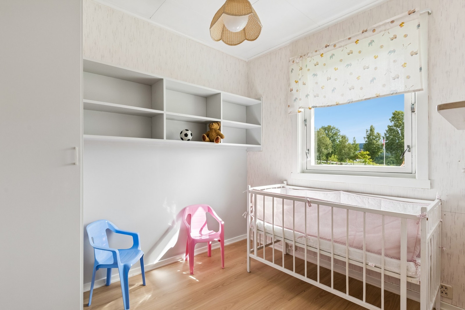 Boligen er til sammen innredet med 5 soverom, men kun tre av dem er godkjente soverom. Det fjerde (i hovedetasje) og femte soverommet (i kjeller) er byggemeldt og godkjent som bod og er dermed ikke godkjente soverom. Galleribilde