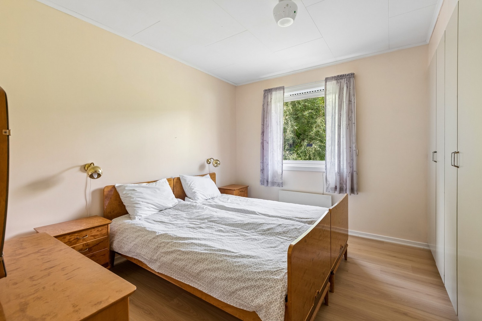 Hovedsoverommet har god plass til dobbeltseng. Plassbygde garderobeskap. Galleribilde