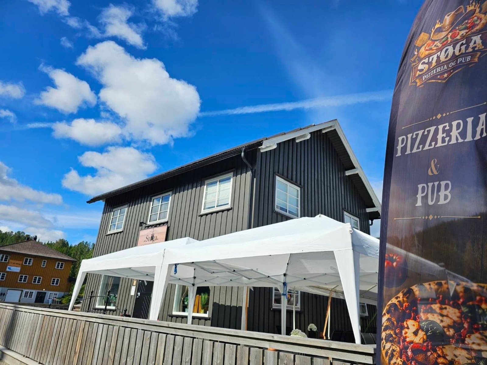 Støga Pizzeria og pub i kort gangavstand. Galleribilde