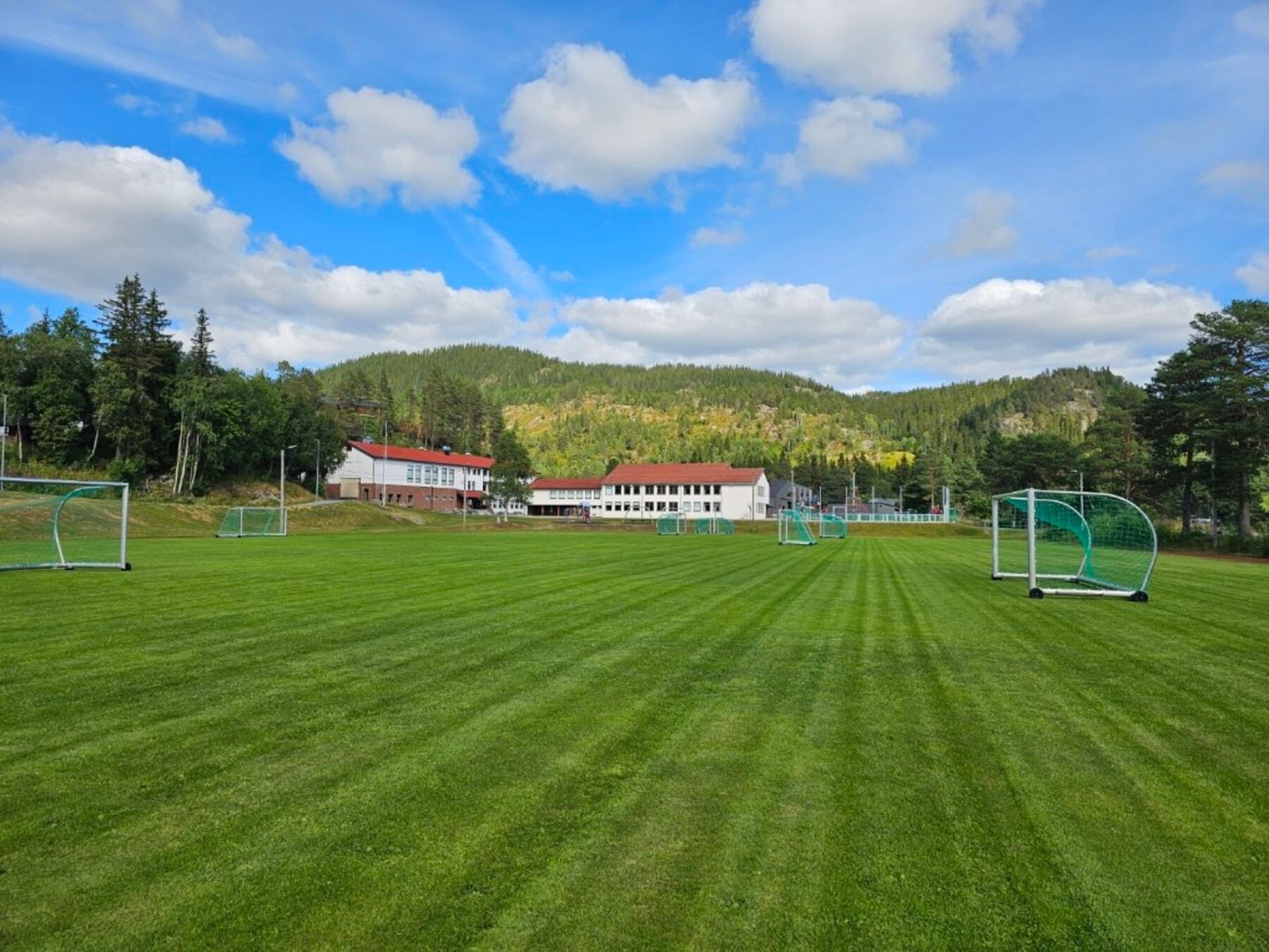 10-årig grunnskole, med barnehagen rett bak. 2 minutters gangavstand. Fotball- og idrettsbane rett ved. Galleribilde