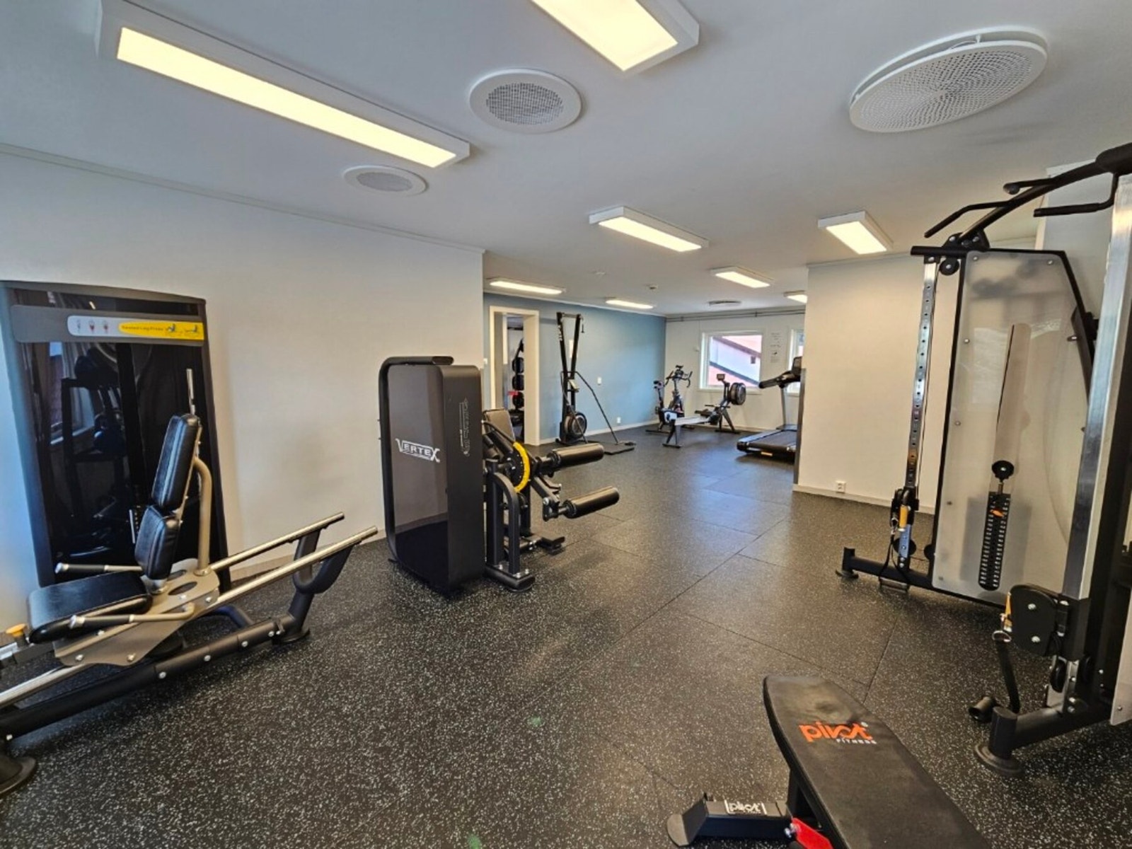 2 minutters gange til Tokkegym, pris kr 100 for 1 mnd, 600 for 6 mnd, og 1000 for 12 mnd. Tilgang til garderobe med dusj. Galleribilde
