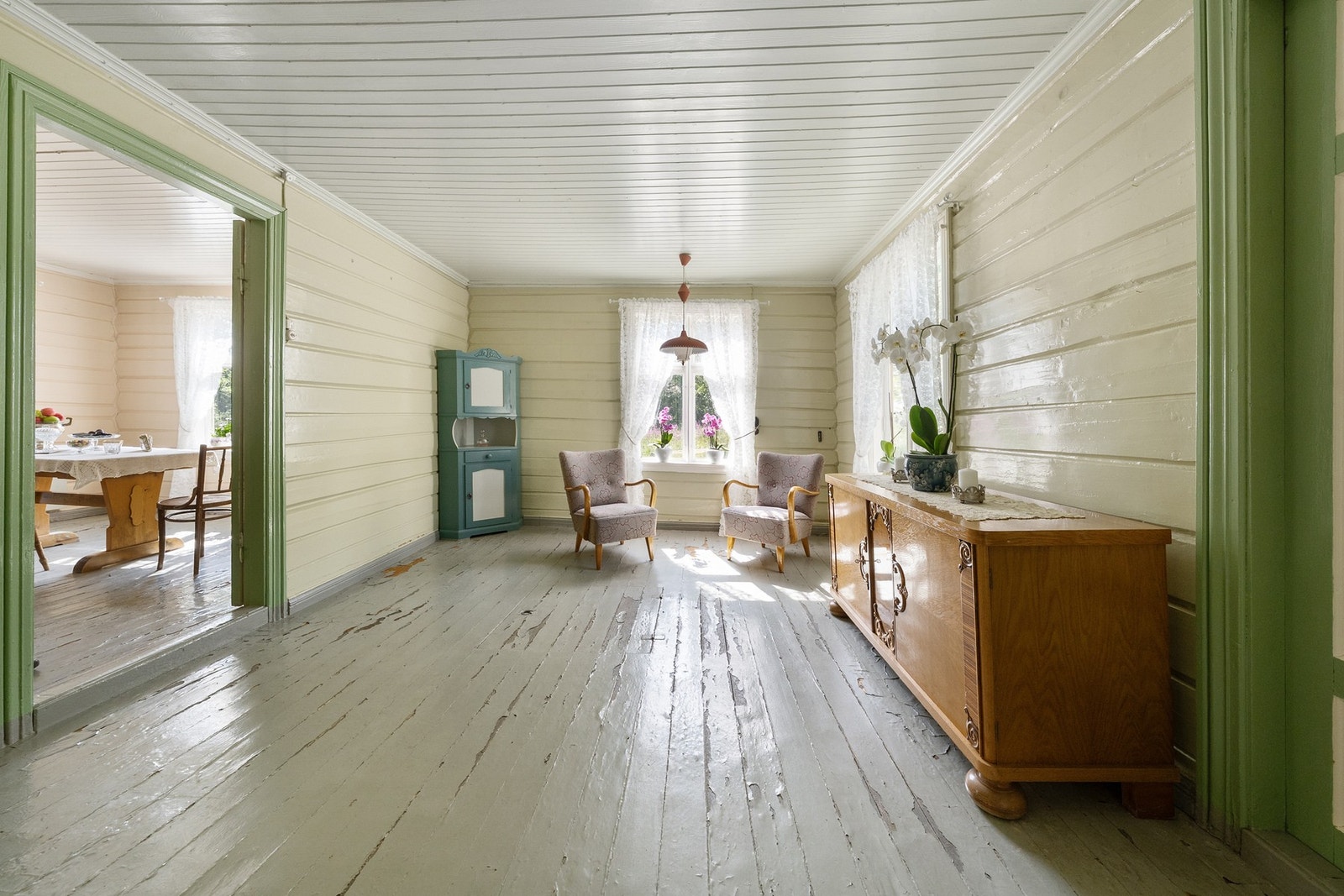 Lun stue med et klassisk uttrykk og flere innredningsmuligheter. Galleribilde