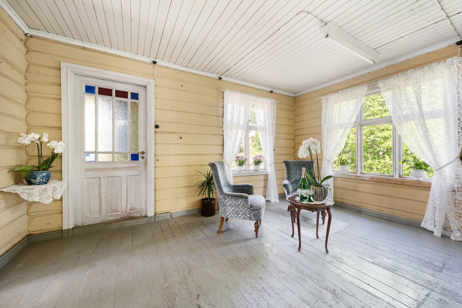 Lys og innbydende stue med store vindusflater som gir godt lysinnslipp. Galleribilde