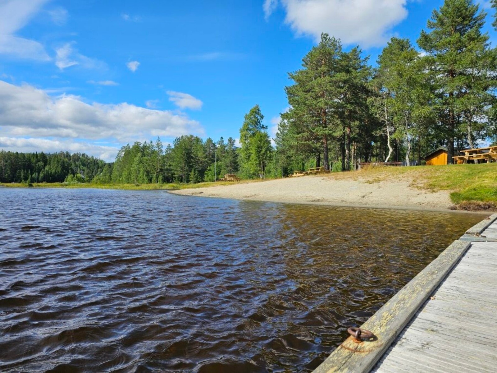 5 minutters gangavstand til sandstrand. Flere bord og benker, pluss stor grill og en gapahuk til bålkos. Galleribilde