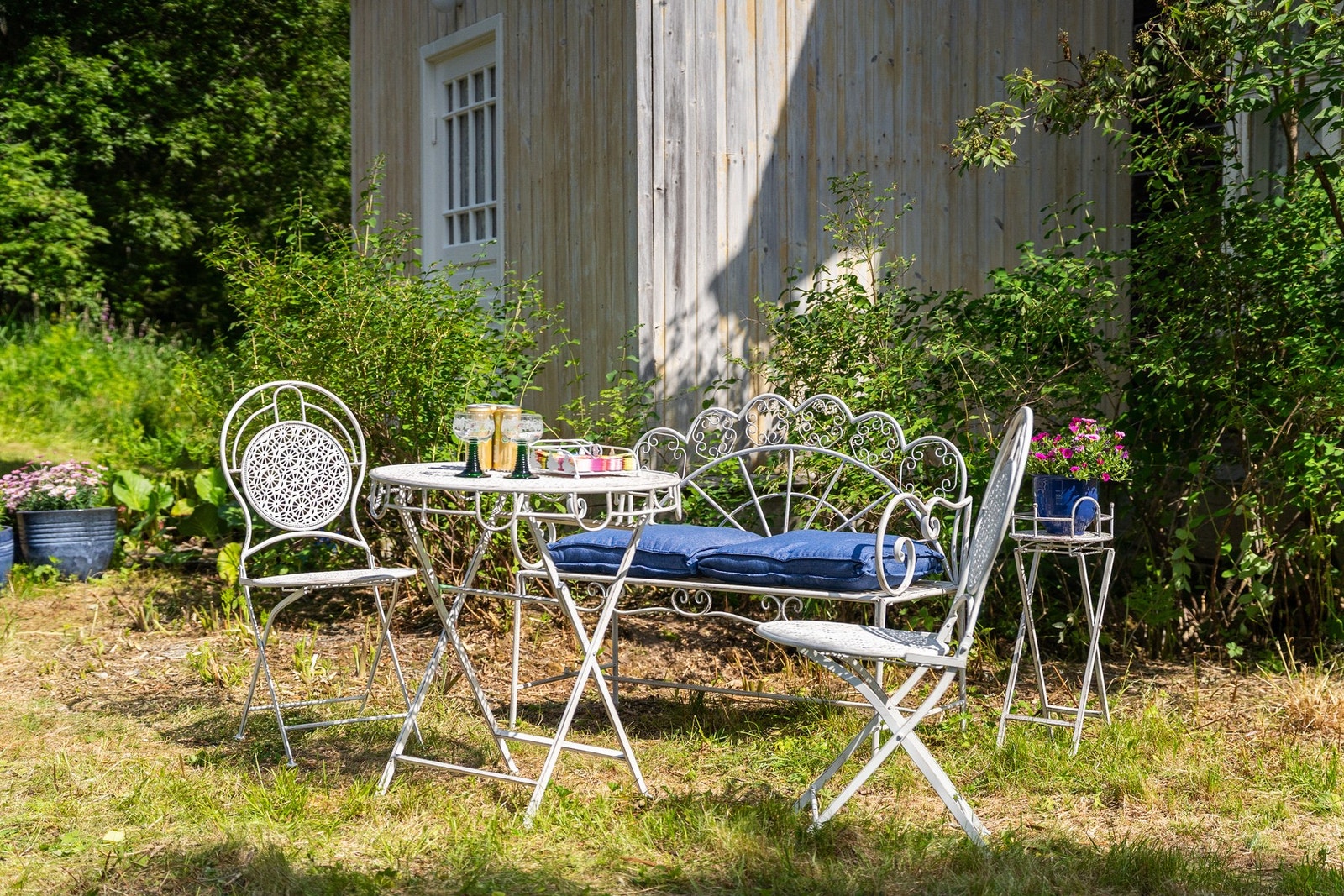 Boligen byr på en hyggelig uteplass med gode muligheter for avslapning og hyggelige måltider utendørs. Galleribilde