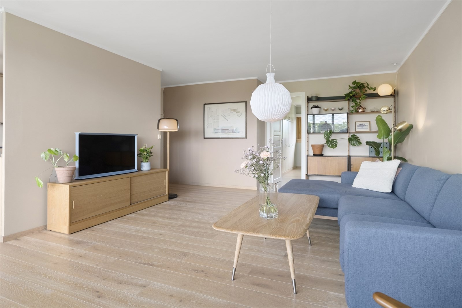 Den romslige planløsningen gir god plass til både en stor sofagruppe og spisebord i naturlig tilknytning til kjøkkenet. Galleribilde
