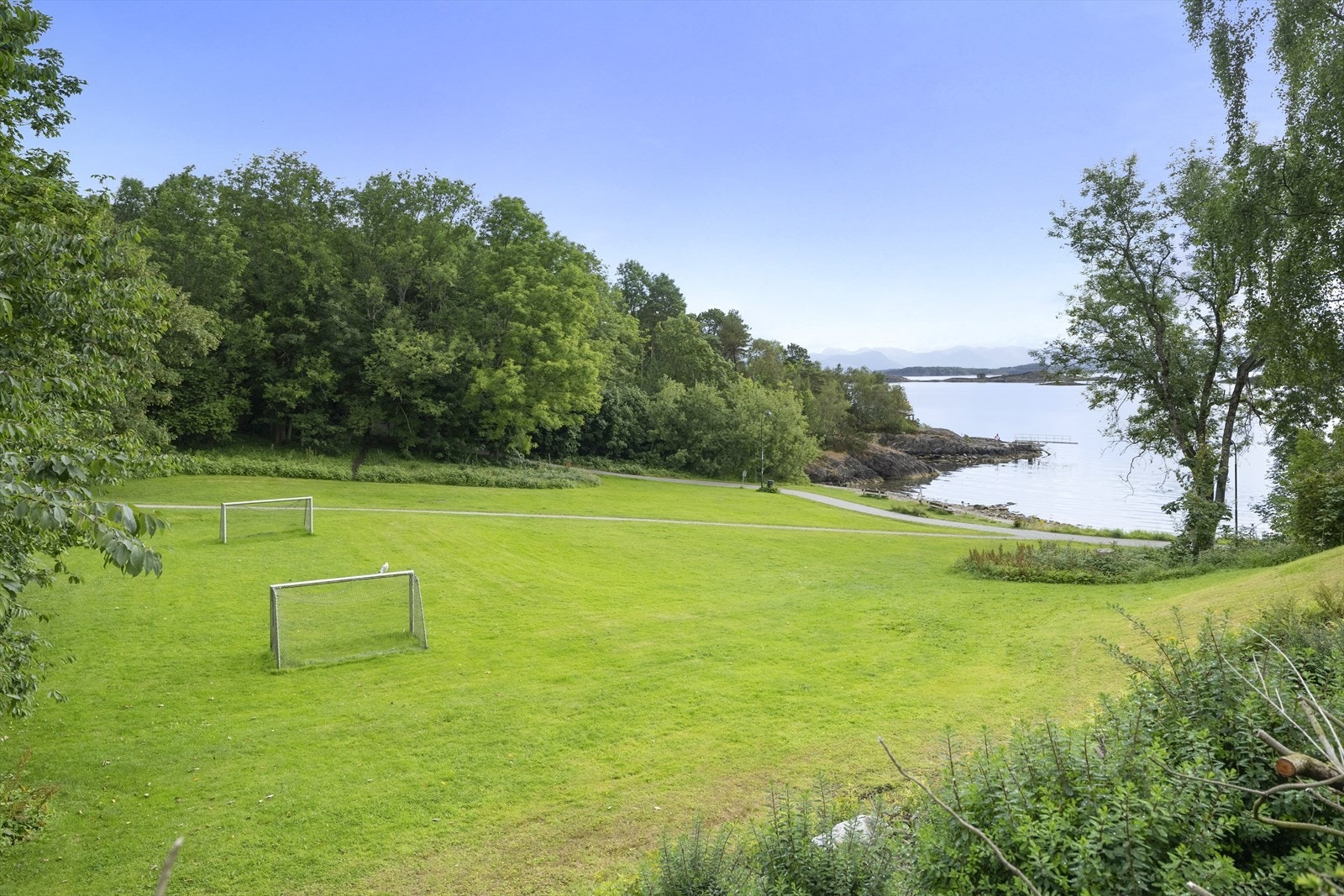 Det er flere flotte turstier i nærheten med blant annet Breivikveien til Hillevågsvatnet som er kåret til Stavangers fineste. Galleribilde