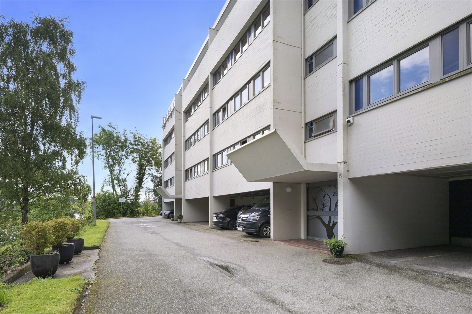 Det medfølger fast plass i carport under blokken. Galleribilde