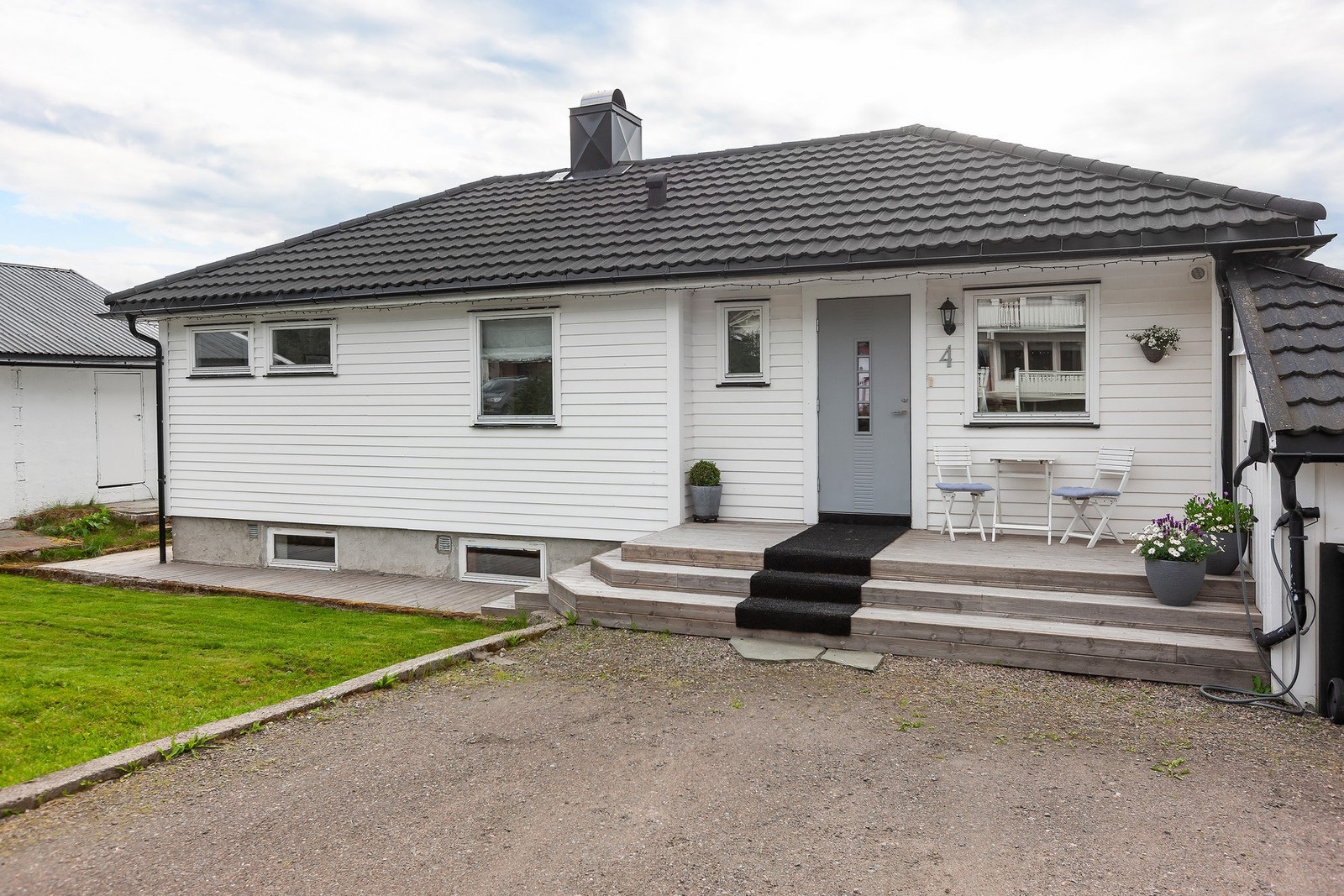 Hovedinngang med trapp/platting og enkel adkomst fra gårdsplassen. Galleribilde