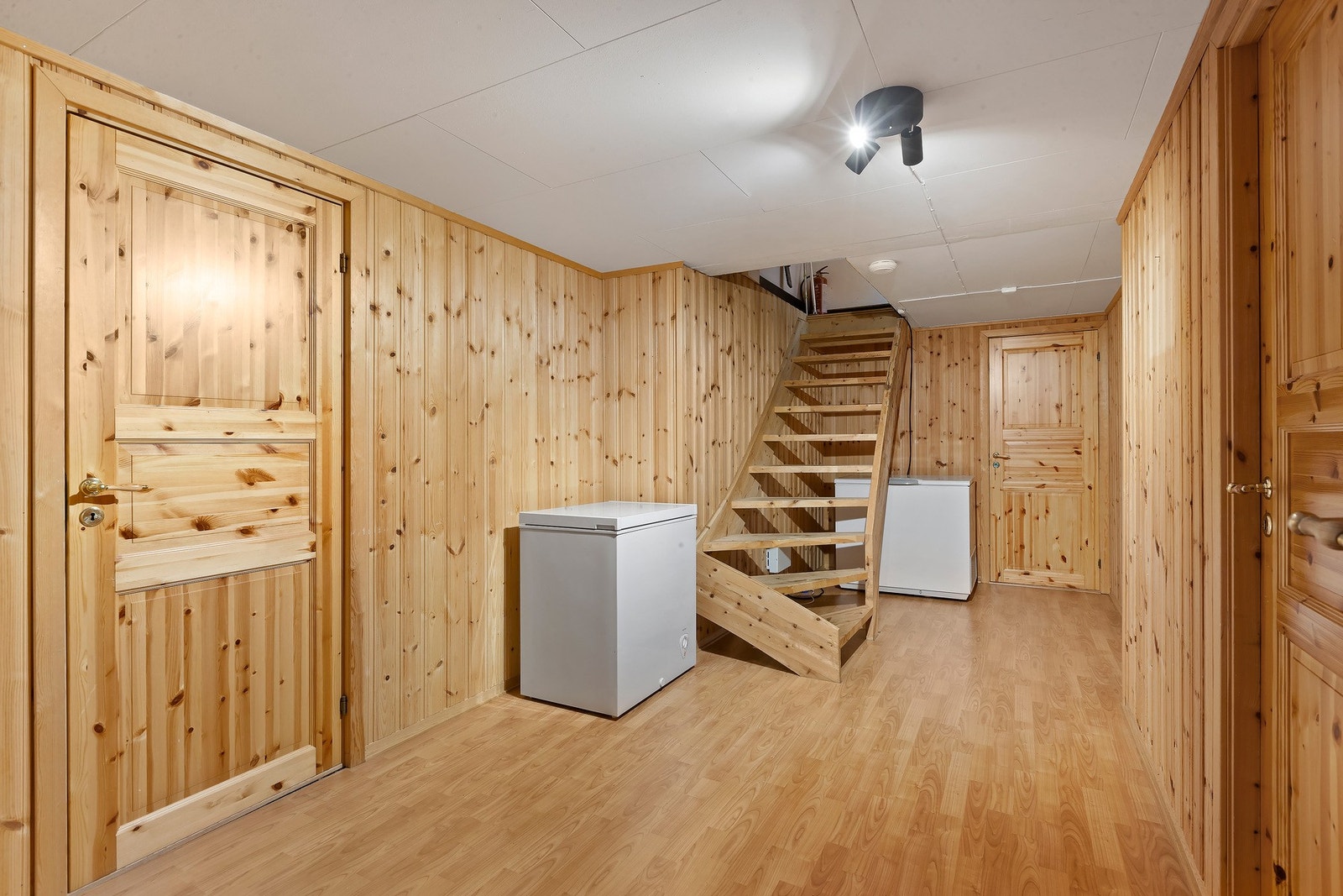 Gang/trapperom i kjeller/underetasje. Galleribilde