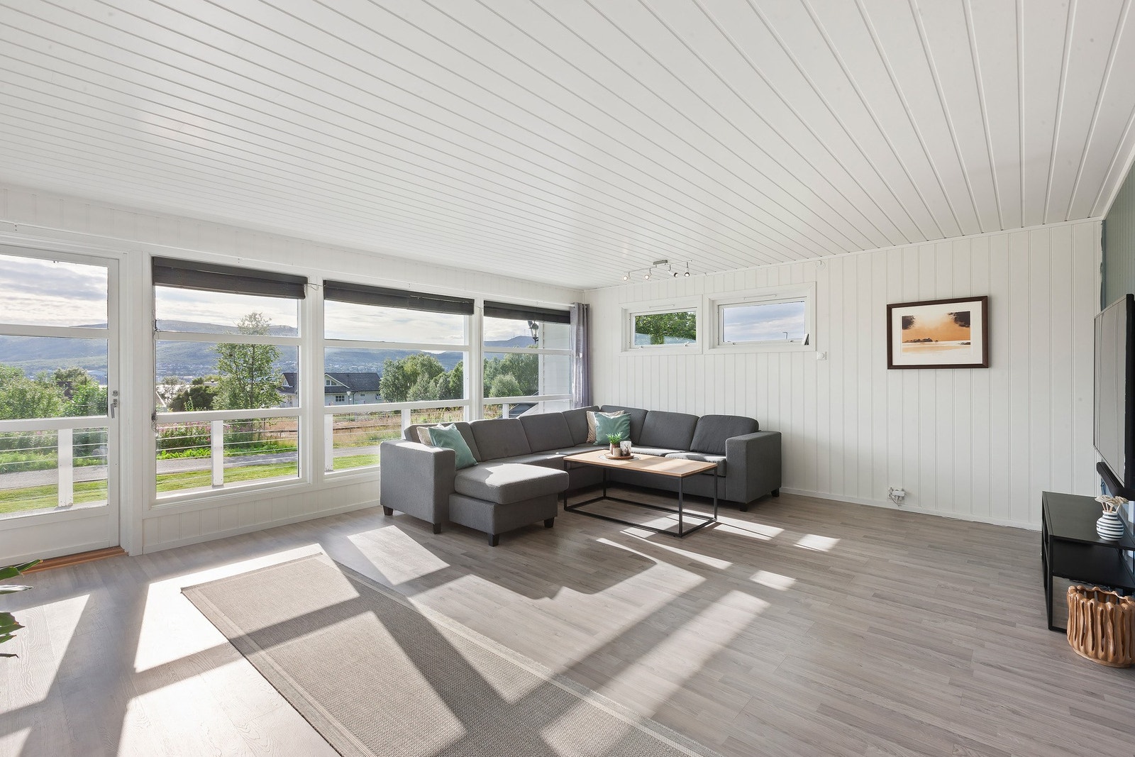 Fra stue er det utgang til terrasse og utsikt mot sjø og fjell. Galleribilde
