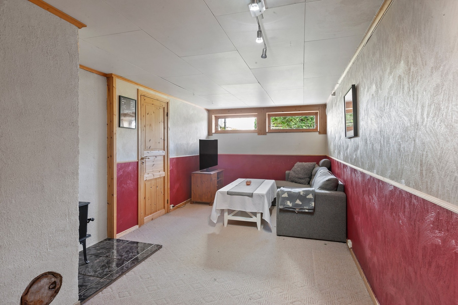 Disponibelt rom i kjeller/underetasje benyttet som kjellerstue. Galleribilde