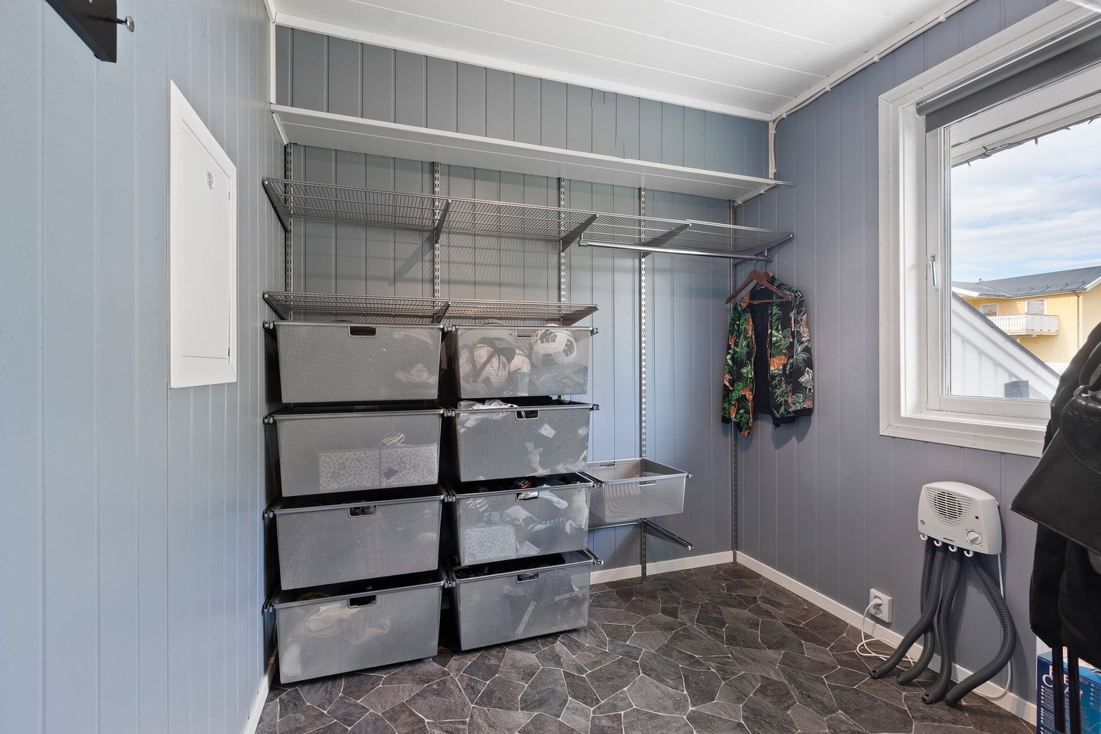 Praktisk garderobe/entreareal med oppbevaringsløsning. Galleribilde