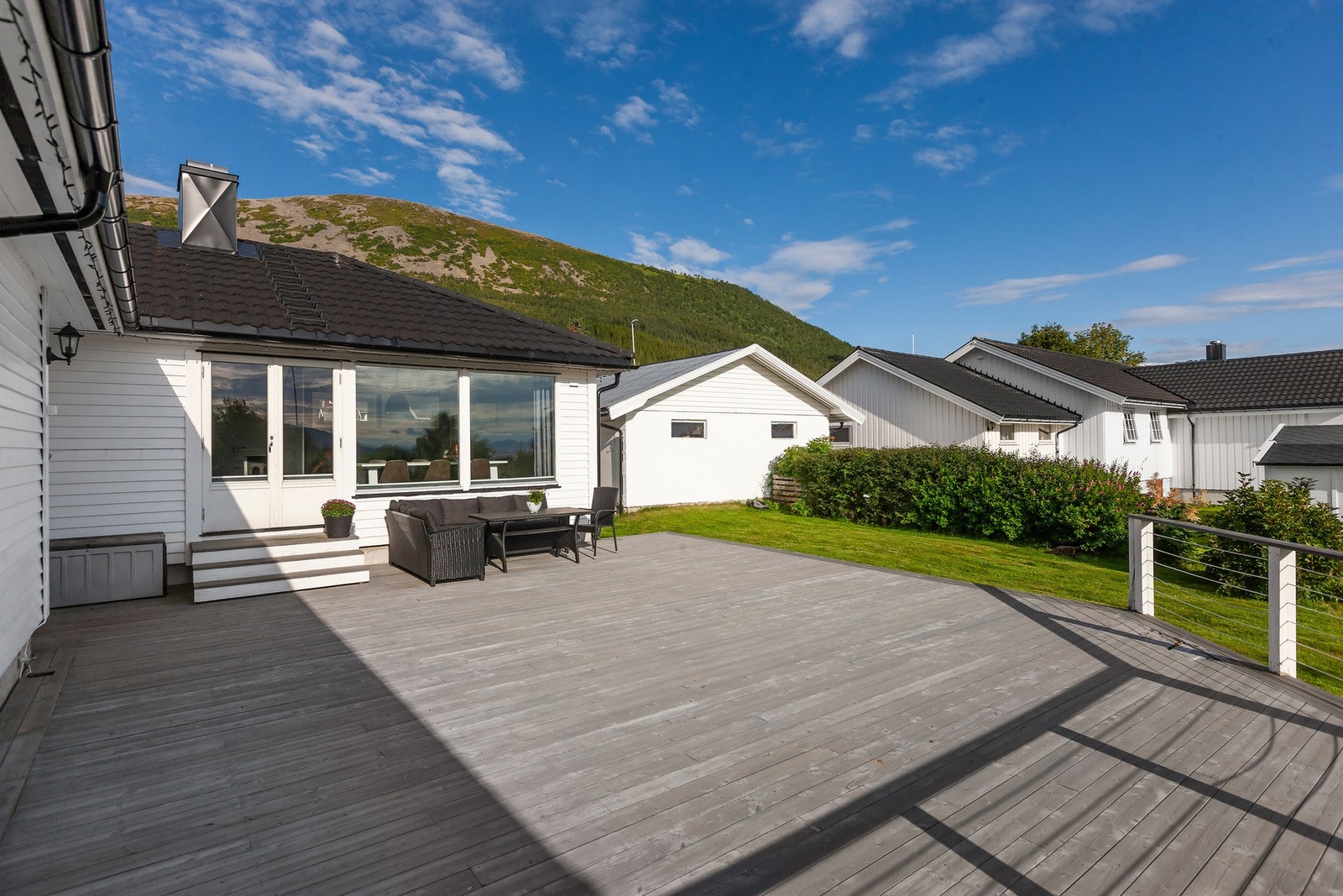 Terrasseparti ved boligen med plass til sittegruppe og utemøbler. Galleribilde