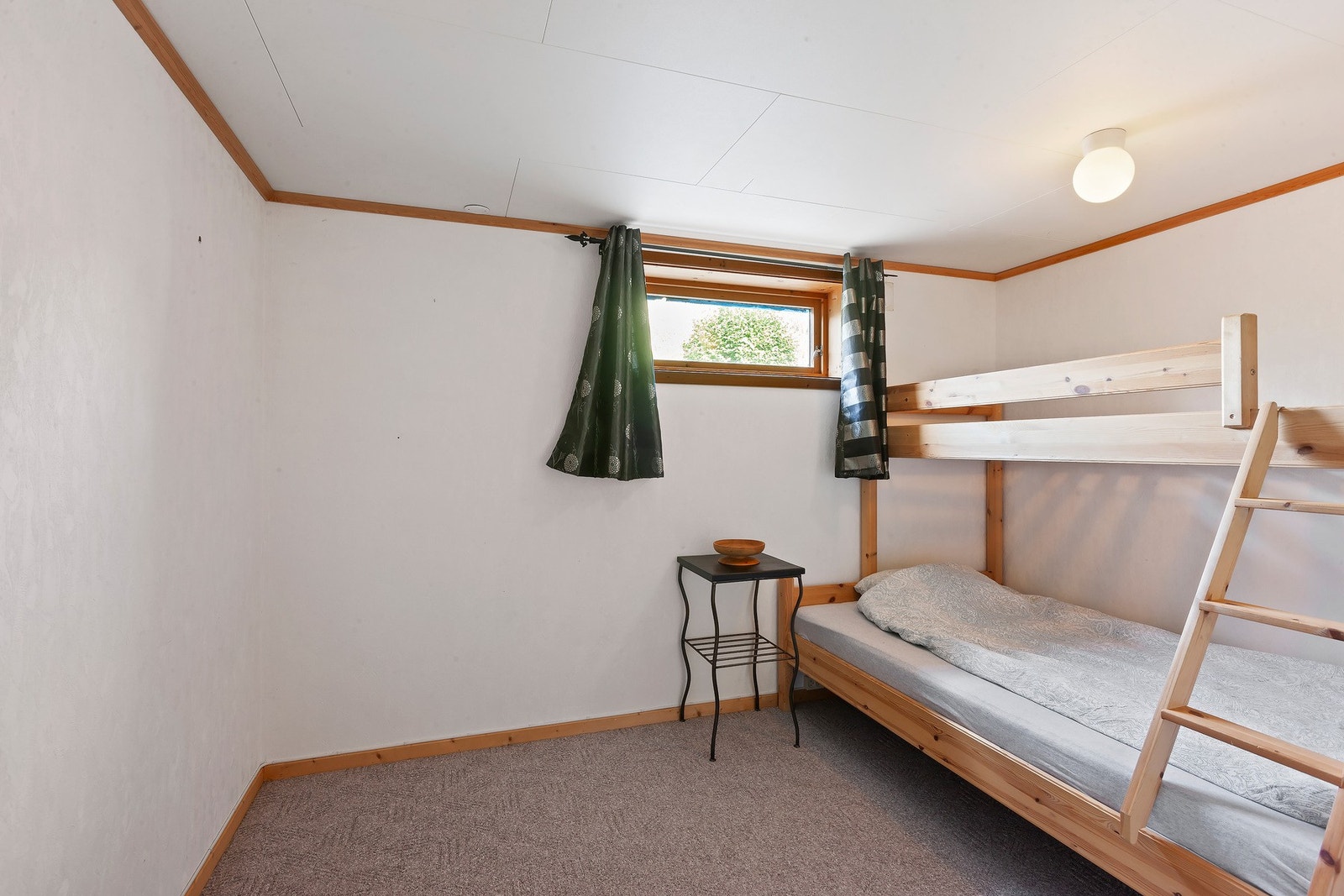 Disponibelt rom i kjeller/underetasje benyttet som soverom. Galleribilde