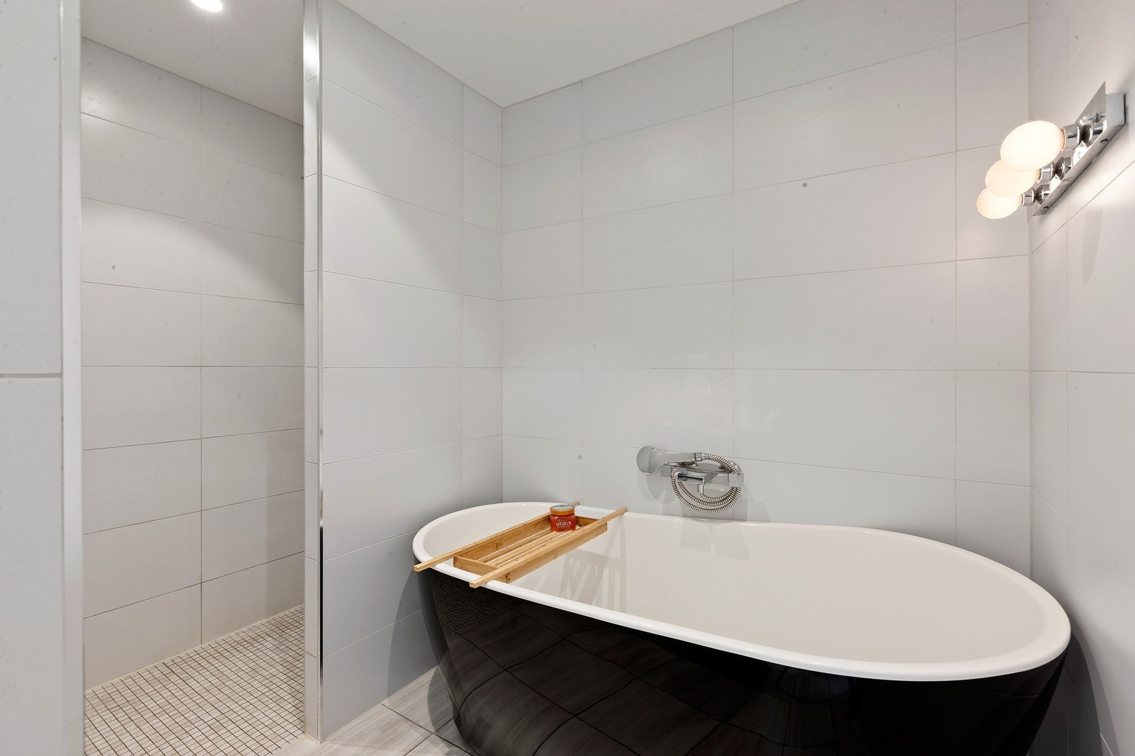 Badet har både badekar og dusjnisje. Galleribilde