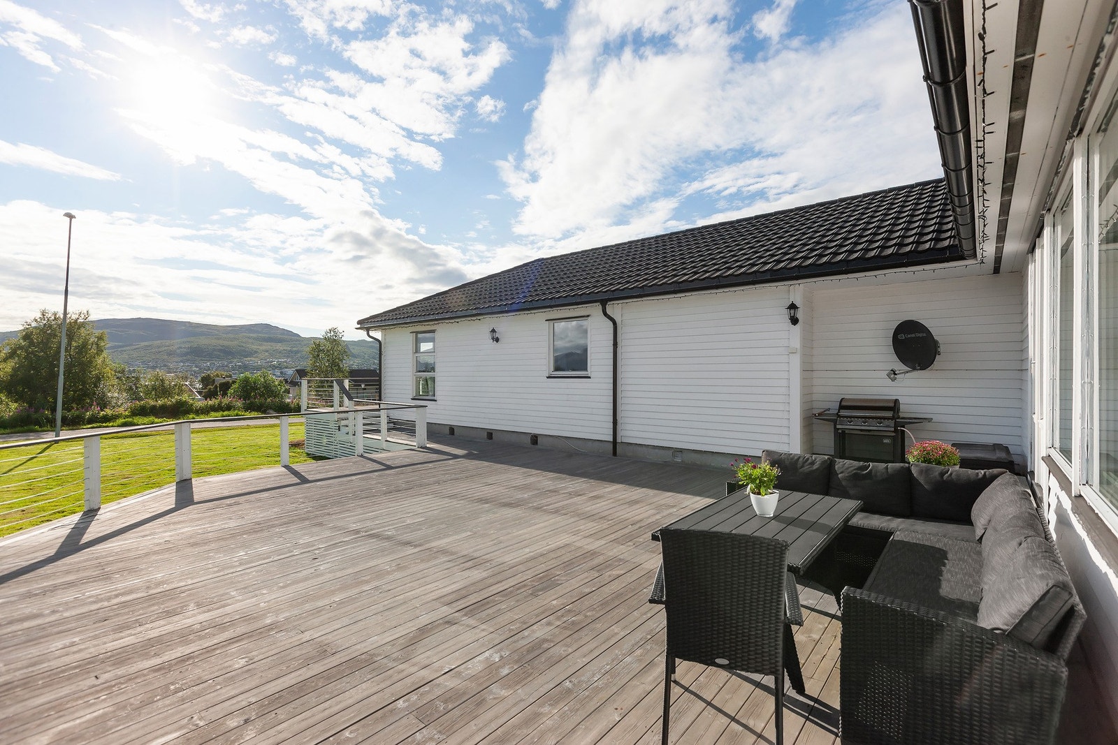 Terrasse ved hovedbygget med utgang fra oppholdsrommene. Galleribilde
