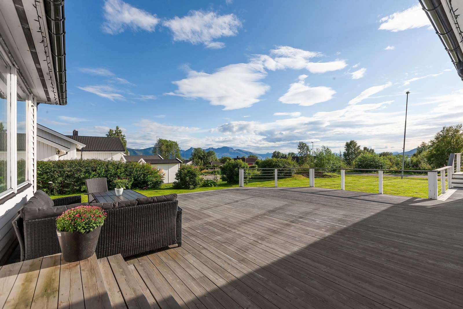 Stor terrasse med god plass til hyggelige samlingsstunder ute. Galleribilde
