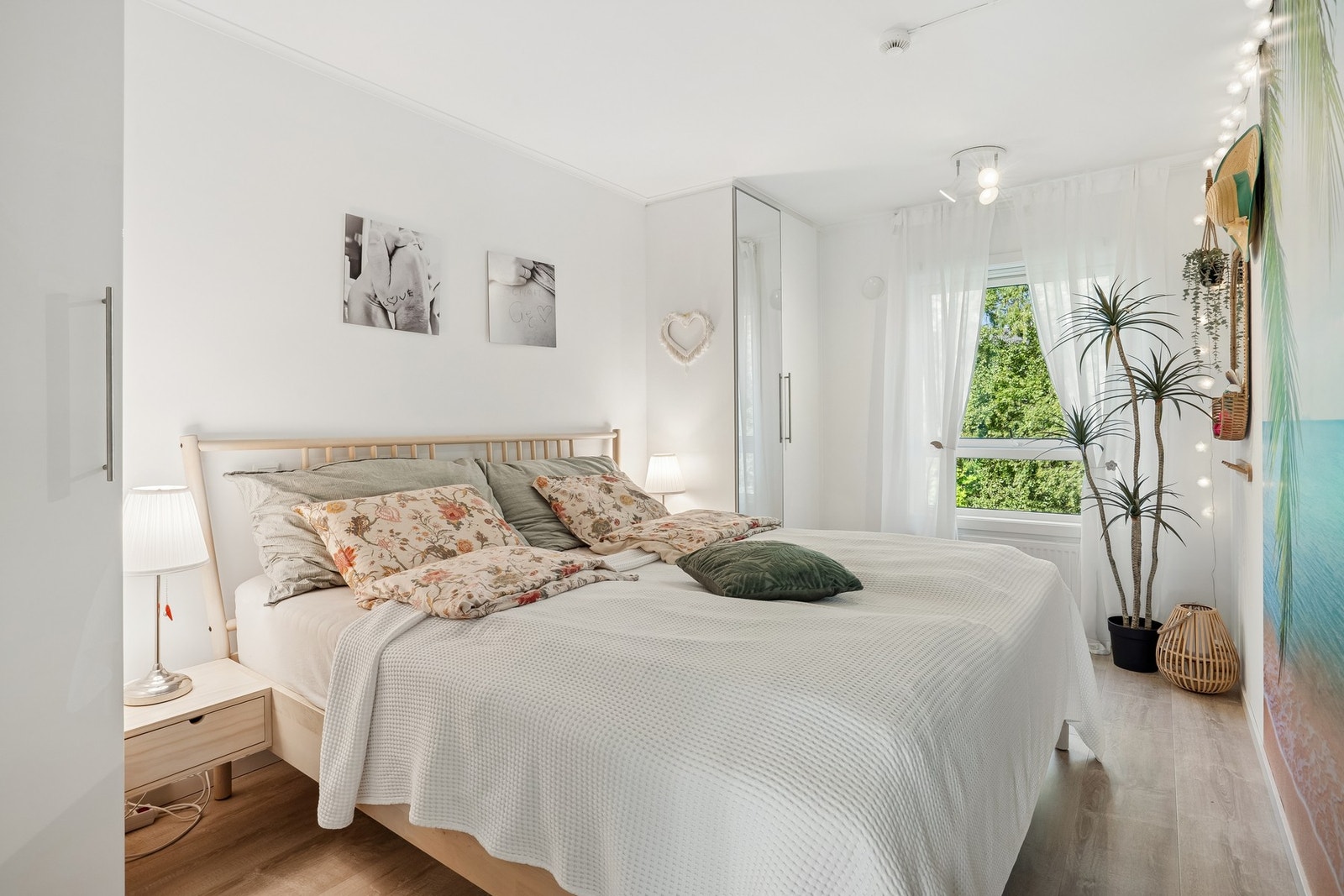 Hovedsoverommet er på ca. 11 kvm og er ett av boligens tre soverom fordelt over to plan. Rommet har en god størrelse med plass til dobbeltseng og garderobe. Garderobeskapet følger med boligen ved salg. Galleribilde