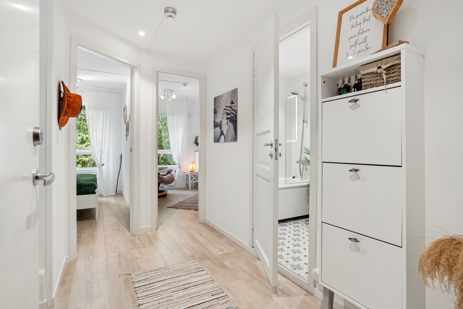 Den romslige og lyse entréen gir et hyggelig førsteinntrykk og har god plass til garderobe og praktisk oppbevaring av yttertøy og sko. Galleribilde