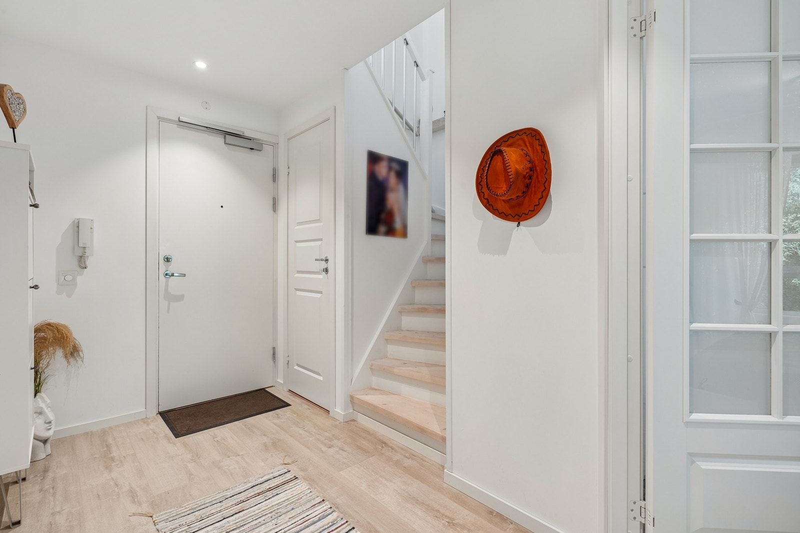 Boligens 2. etasje består av entré, bad og to soverom. Planløsningen er praktisk og gjennomtenkt, og under trappen er det laget en praktisk oppbevaringsplass. Galleribilde