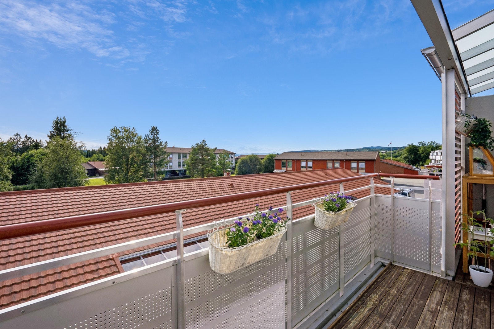 Den romslige balkongen på ca. 11 m² gir god plass til utemøbler - et herlig uterom som kan nytes store deler av året. Galleribilde
