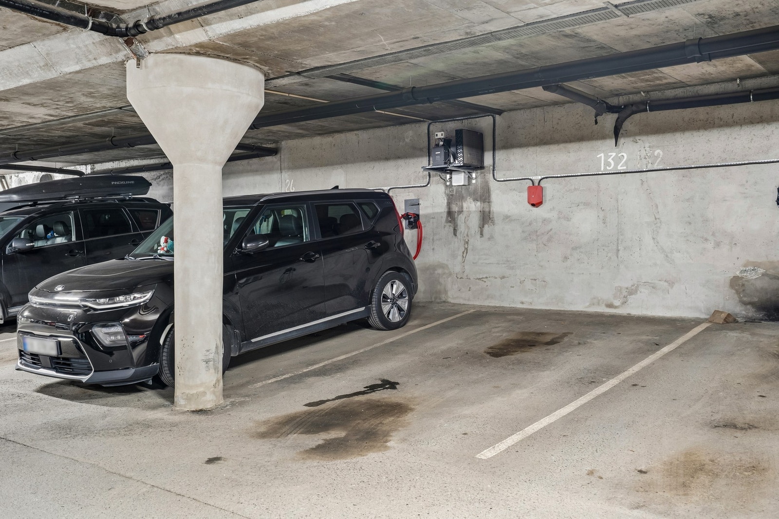 Til boligen følger egen fast parkeringsplass med ladepunkt for elbil. Hver andel kan ha 2 faste kjøretøy registrert i SmartOblat og opptil 5 gjesteparkeringer på 24 timer. Galleribilde