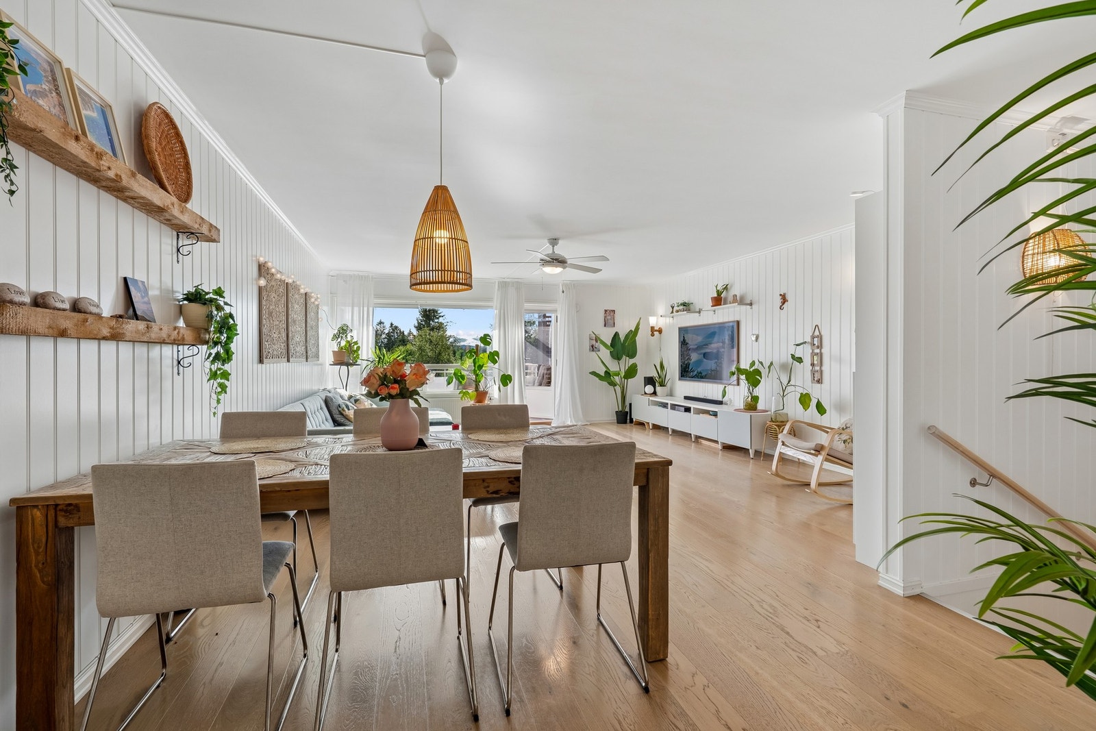 Den lyse og innbydende stuen fungerer som boligens hjerte, med store vindusflater og direkte adkomst til balkongen. Rommet byr på god plass til både sofagruppe og hyggelig spiseplass. Galleribilde