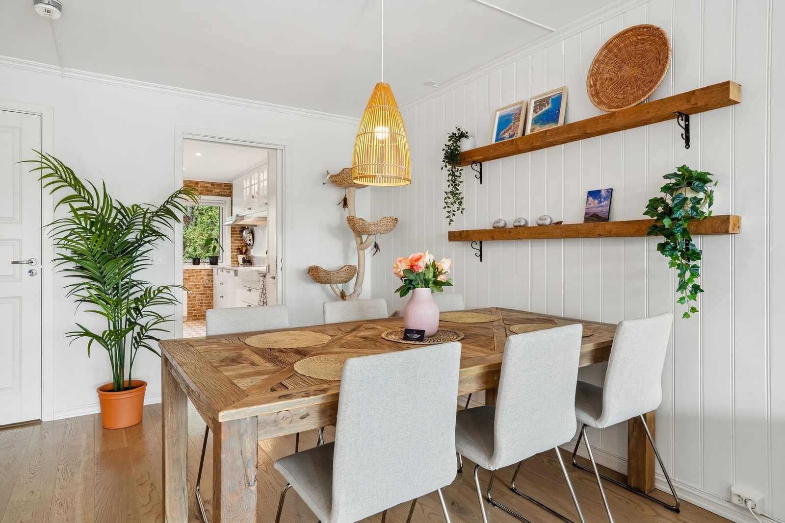 Spiseplassen har en lys og innbydende atmosfære, og er et naturlig samlingspunkt for både hverdagsmåltider og sosiale anledninger. Galleribilde
