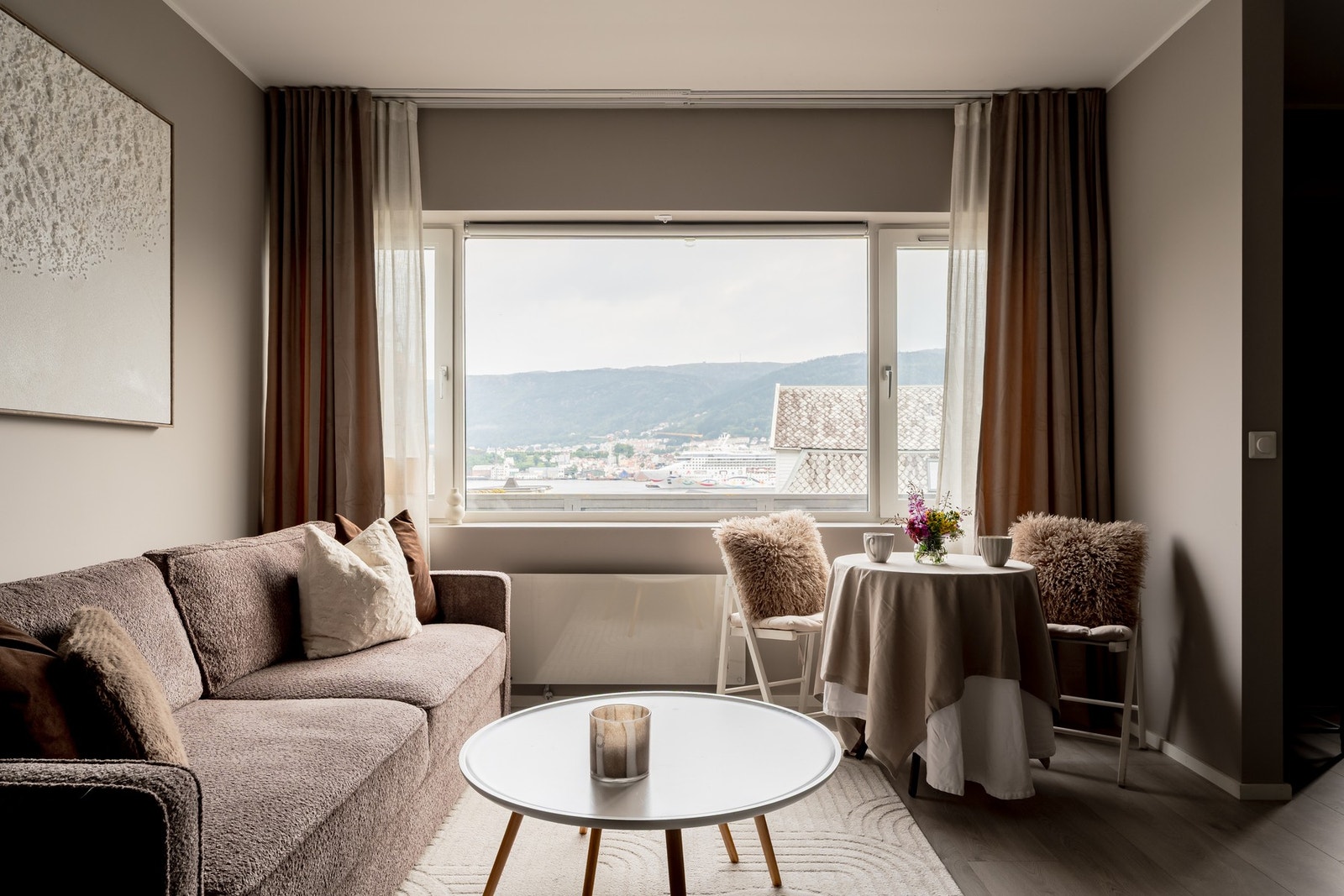 Rommet lager plass til både sofa og et lite spisebord. Galleribilde